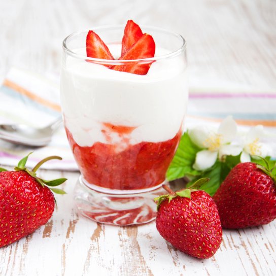 Domowy ser z leśnymi jagodami: śnieżnobiała baza i rubinowe akcenty