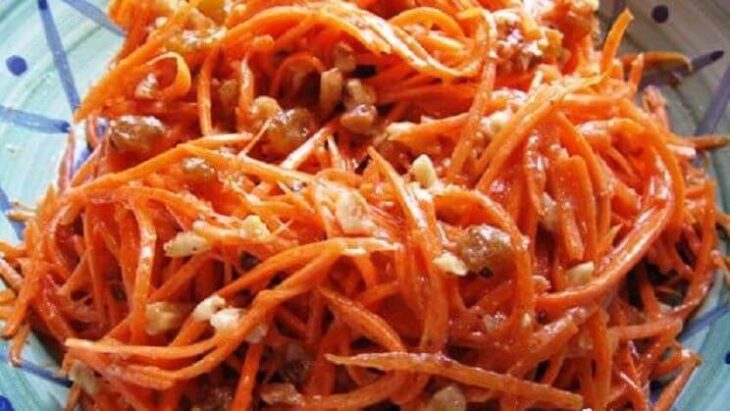 Sałatka z marchwi i orzechów włoskich: faktura i soczystość